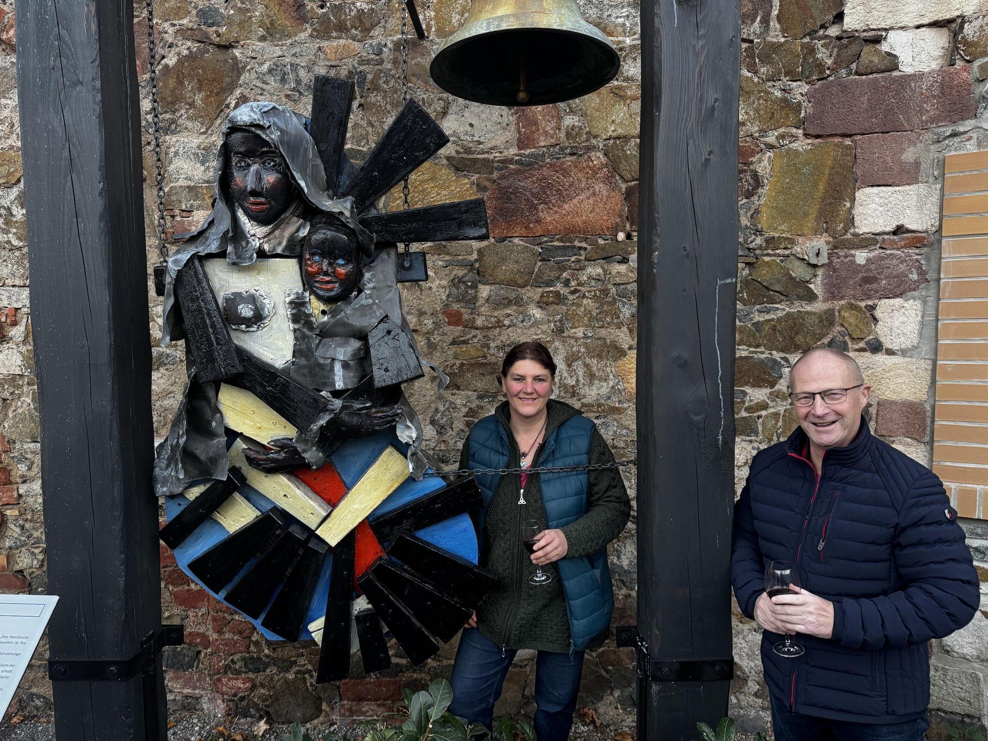 Die „Frau mit Kind” oder „Schwarze Madonna von Künstlerin Judith Ostermeyer-Kohler, hier mit Michael König, Vorsitzender des Freundeskreises Taucha Chadrac Espaly e.V. (Foto: Daniel Große)