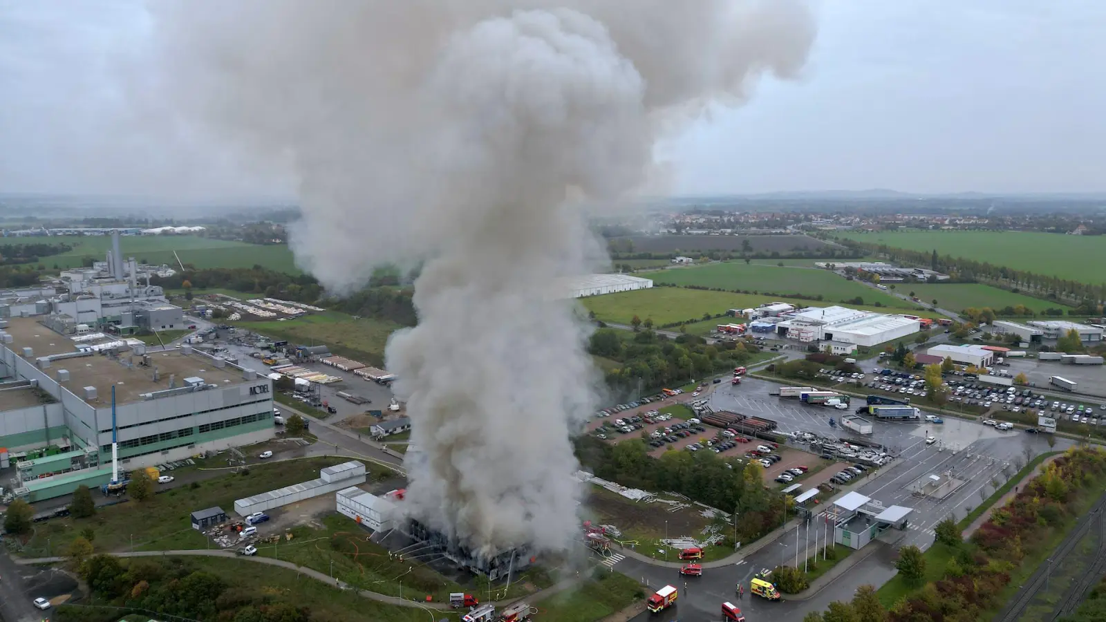 Im Gewerbegebiet Kospa brennt es.  (Foto: Daniel Große)