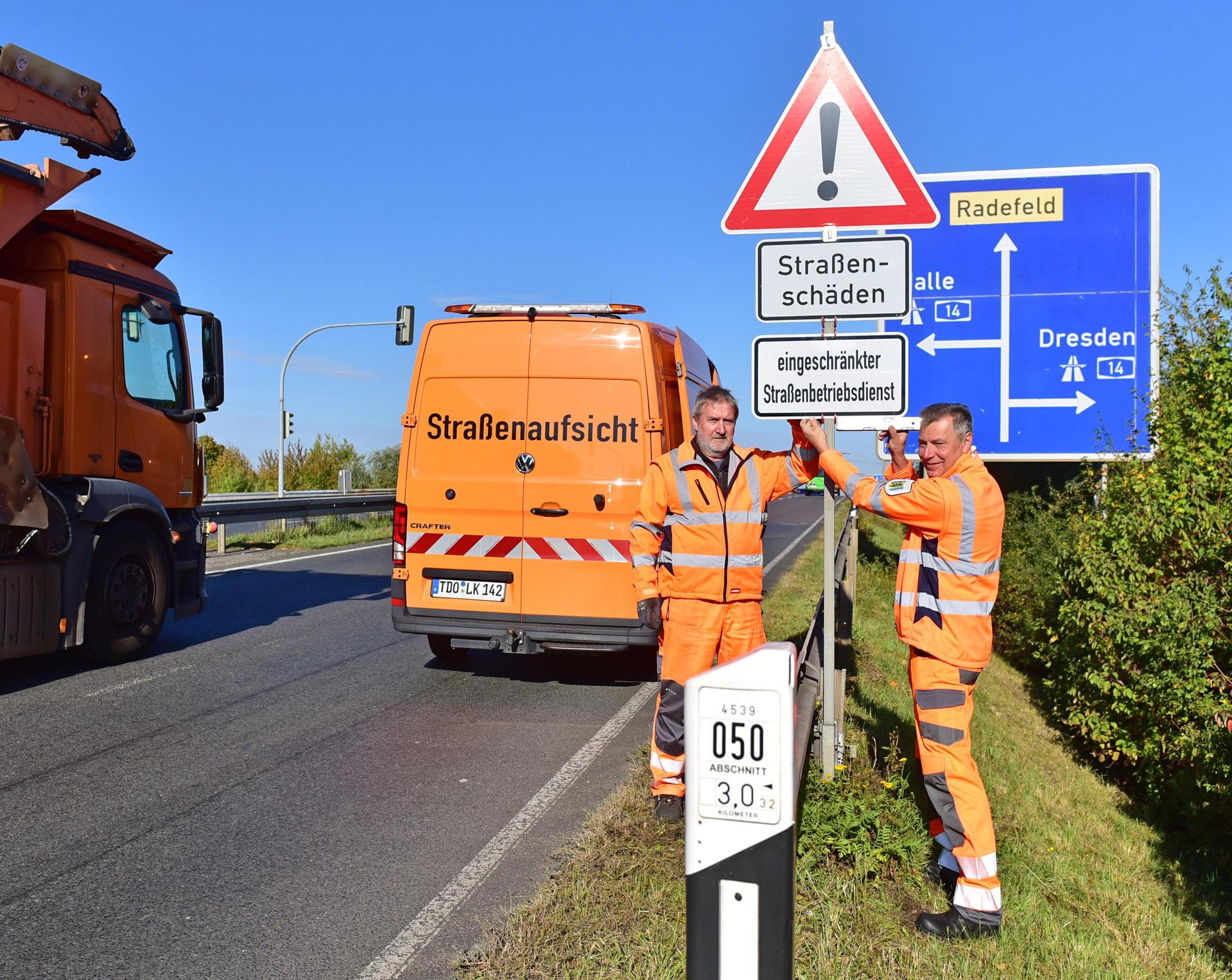 Warnschild-Aktion an der Staatsstraße S 1 bei Radefeld: Nordsachsens Landrat Kai Emanuel (r.) mit Bernd Scheffler von der Straßenmeisterei Delitzsch. (Foto: Alexander Bley / LRA Nordsachsen)