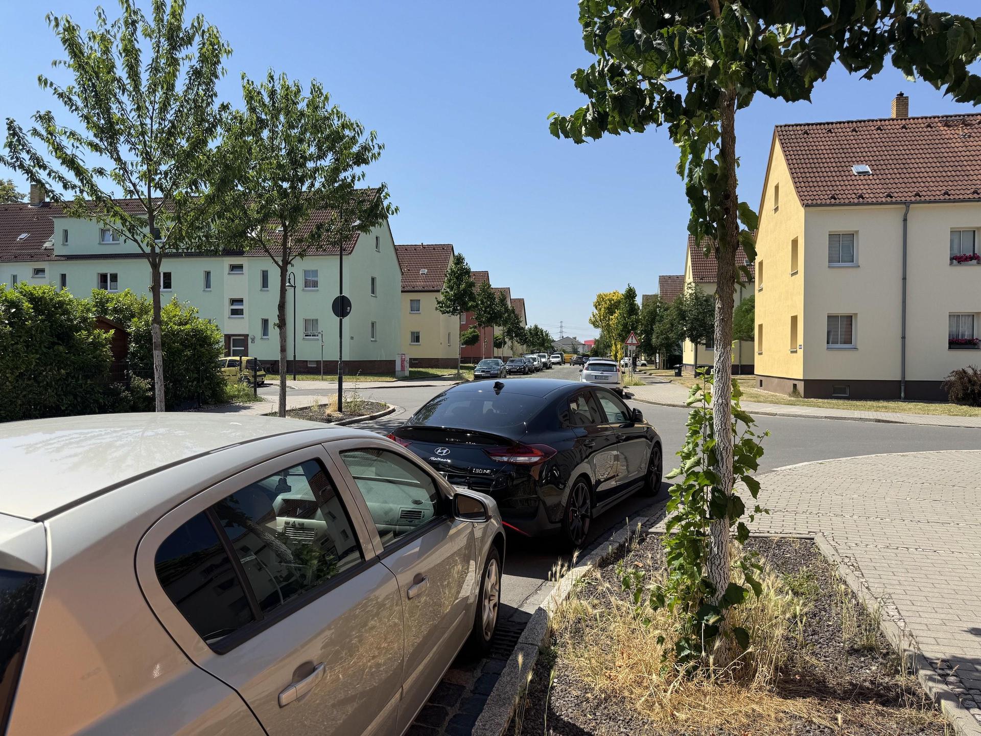 Ver”zwickschte” Parksituation in der Zwickschen Siedlung: Besonders Abends sind kaum Parkplätze frei, so dass schon mal in Kurvenbereichen geparkt wird. (Foto: Daniel Große)