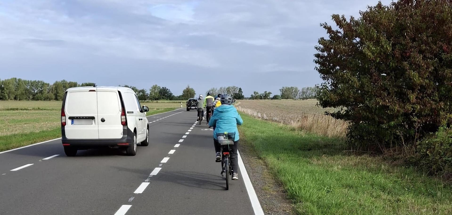 Die Markierung der Fahrradschutzstreifen sorgt bei vielen Lesern für Spott und Hohn, andere halten sie für richtig. (Foto: Stadtverwaltung Taucha)