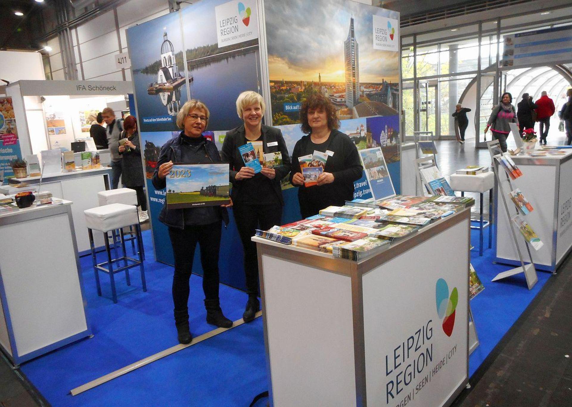 Am Gemeinschaftsstand der Region Leipzig (von links nach rechts:) Anja Menzel (Döllnitzbahn Oschatz), Claudia Werner (Oschatzer Land) und… (Foto: nordsachsen24.de)