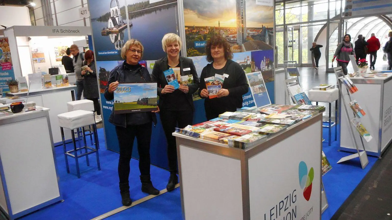 Am Gemeinschaftsstand der Region Leipzig (von links nach rechts:) Anja Menzel (Döllnitzbahn Oschatz), Claudia Werner (Oschatzer Land) und… (Foto: nordsachsen24.de)