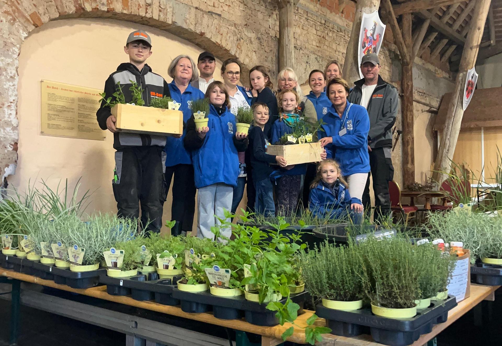 Einige der Teilnehmer der Bastelaktion des Heimatvereins. (Foto: Heimatverein Taucha)