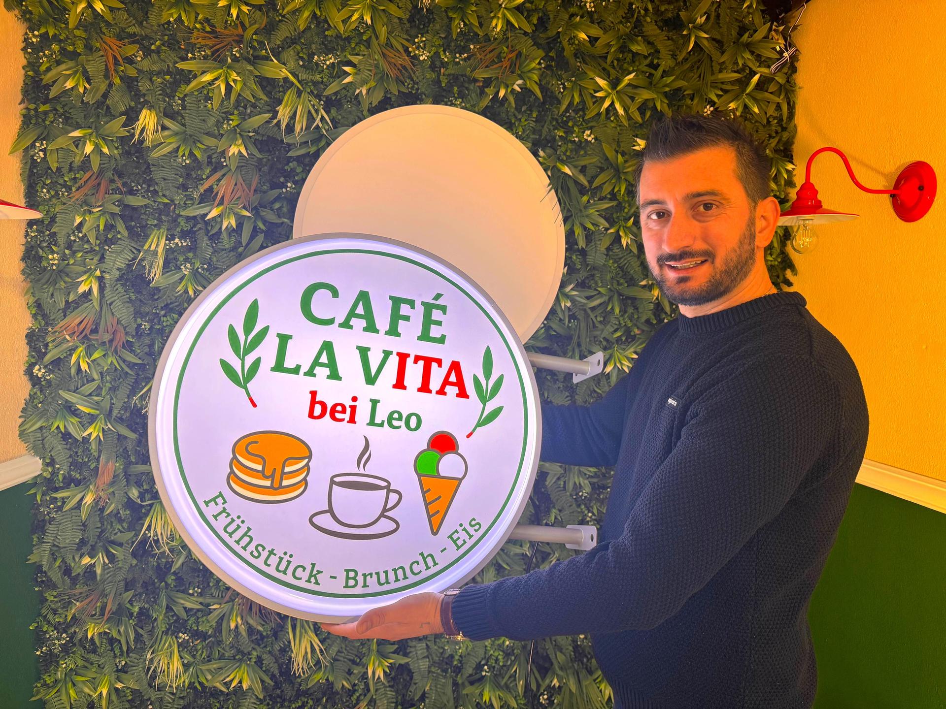 Leonard Muca mit dem Logo seines Cafés, das er im Frühjahr eröffnen wird. (Foto: Daniel Große)