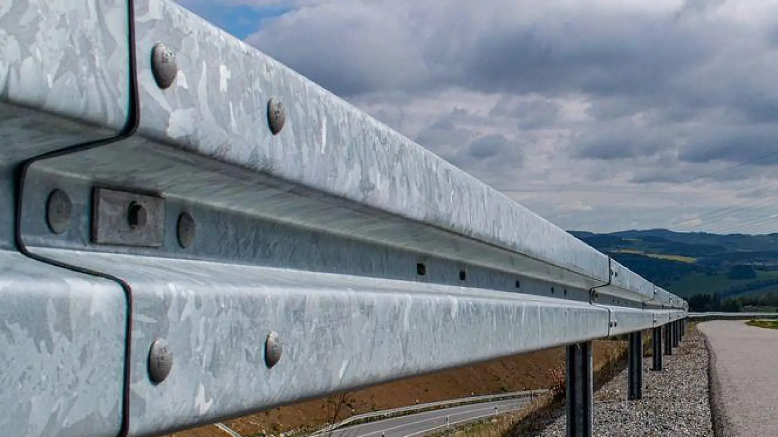 Alkoholfahrt endet an Schutzplanke (Foto: nordsachsen24.de)