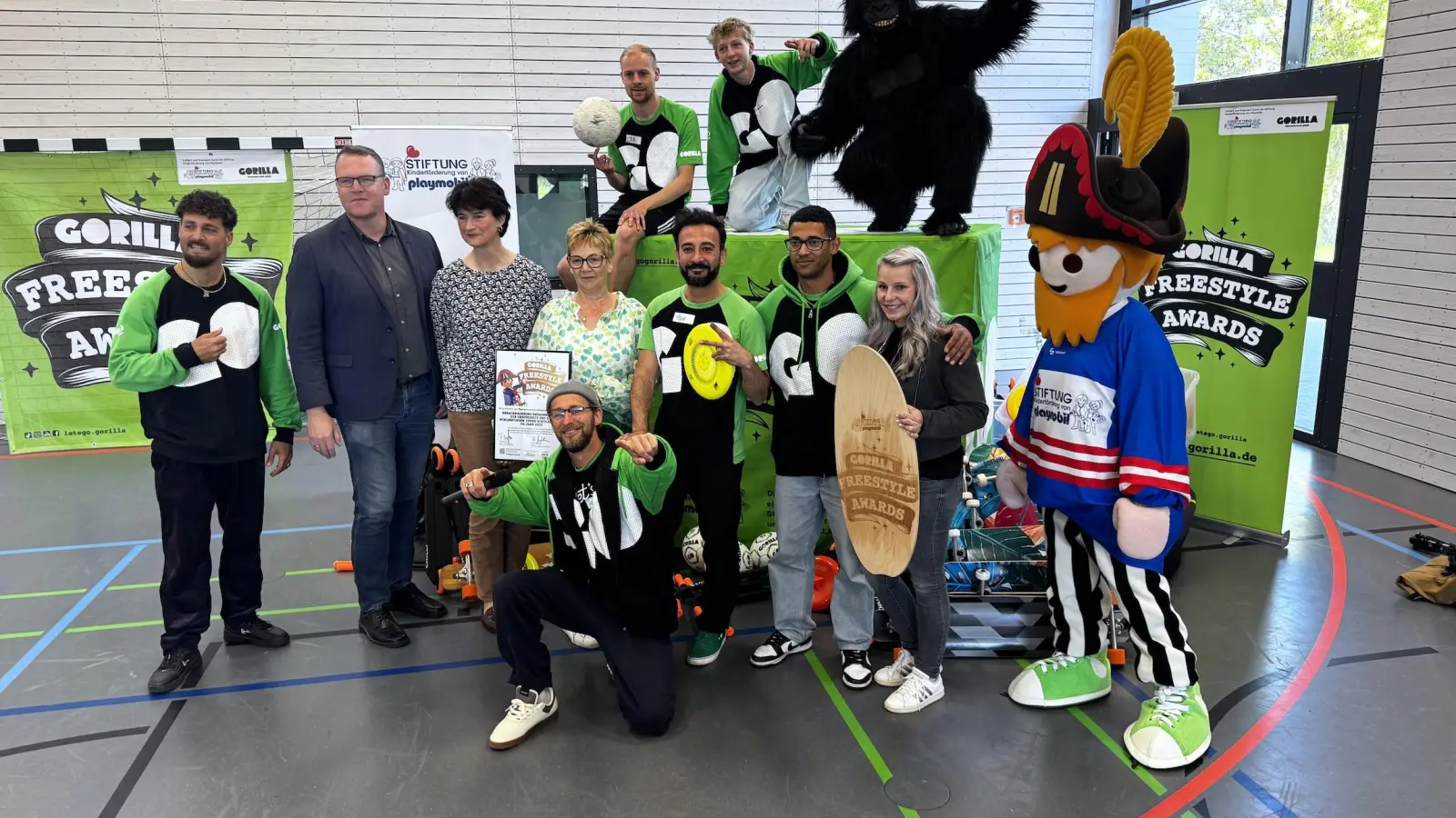 Große Freude in der Oberschule Krostitz: Der Gorilla Freestyle Award bringt Skateboards, Frisbees und weitere Sportgeräte für mehr Bewegung an der Schule.  (Foto: Daniel Große)
