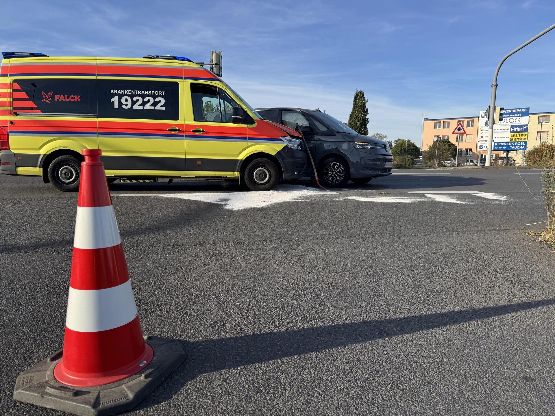 Bei dem Unfall wurde der Fahrer des VW Multivan leicht verletzt. (Foto: Daniel Große)