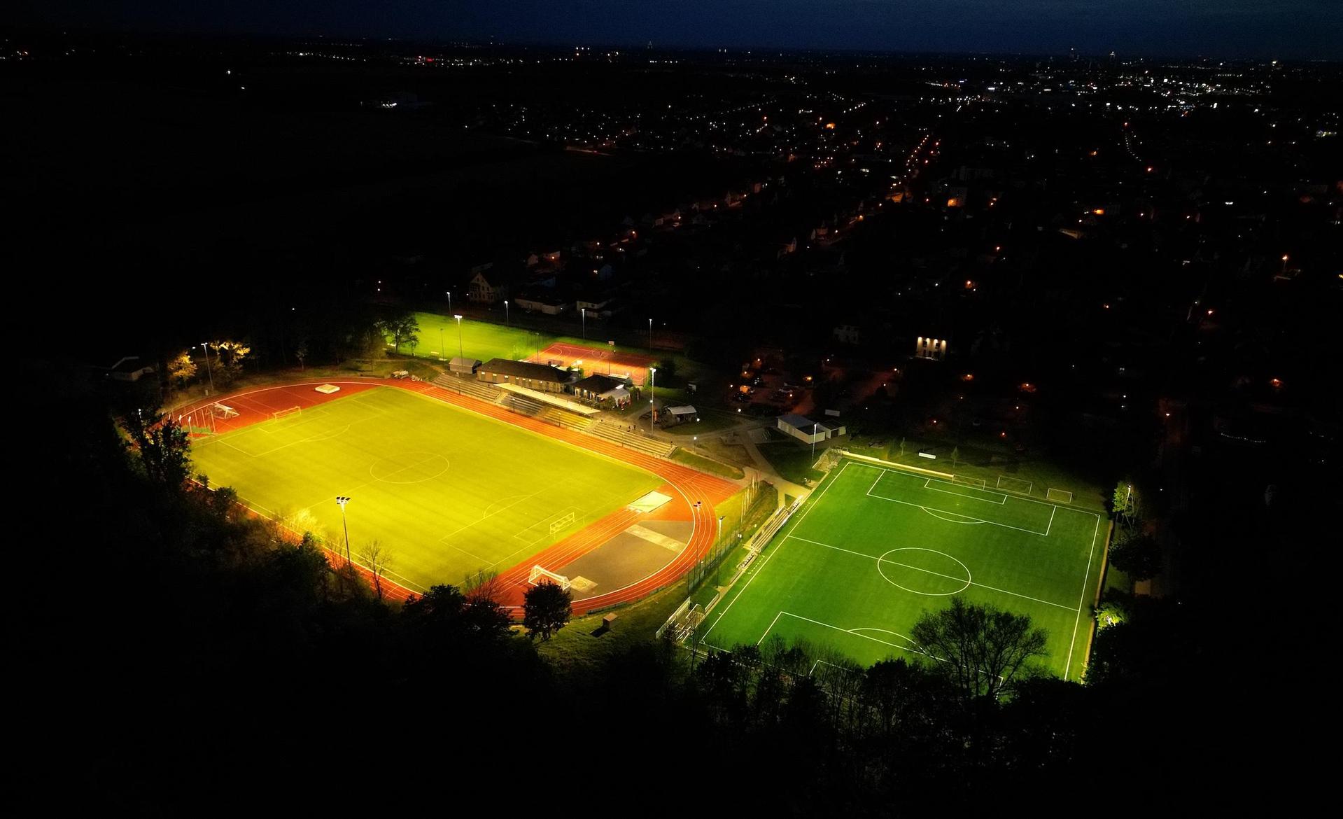 Alle vier Spielfelder des Kriekauer Sportplatzes verfügen nun über Flutlicht (Foto: WOTa)