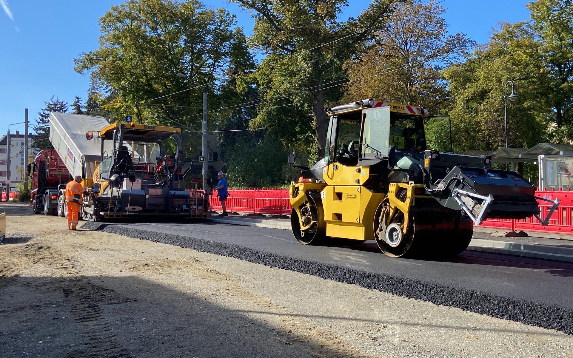 Heiße Phase auf der Baustelle B87: der Asphalt ist da (Foto: taucha-kompakt.de)