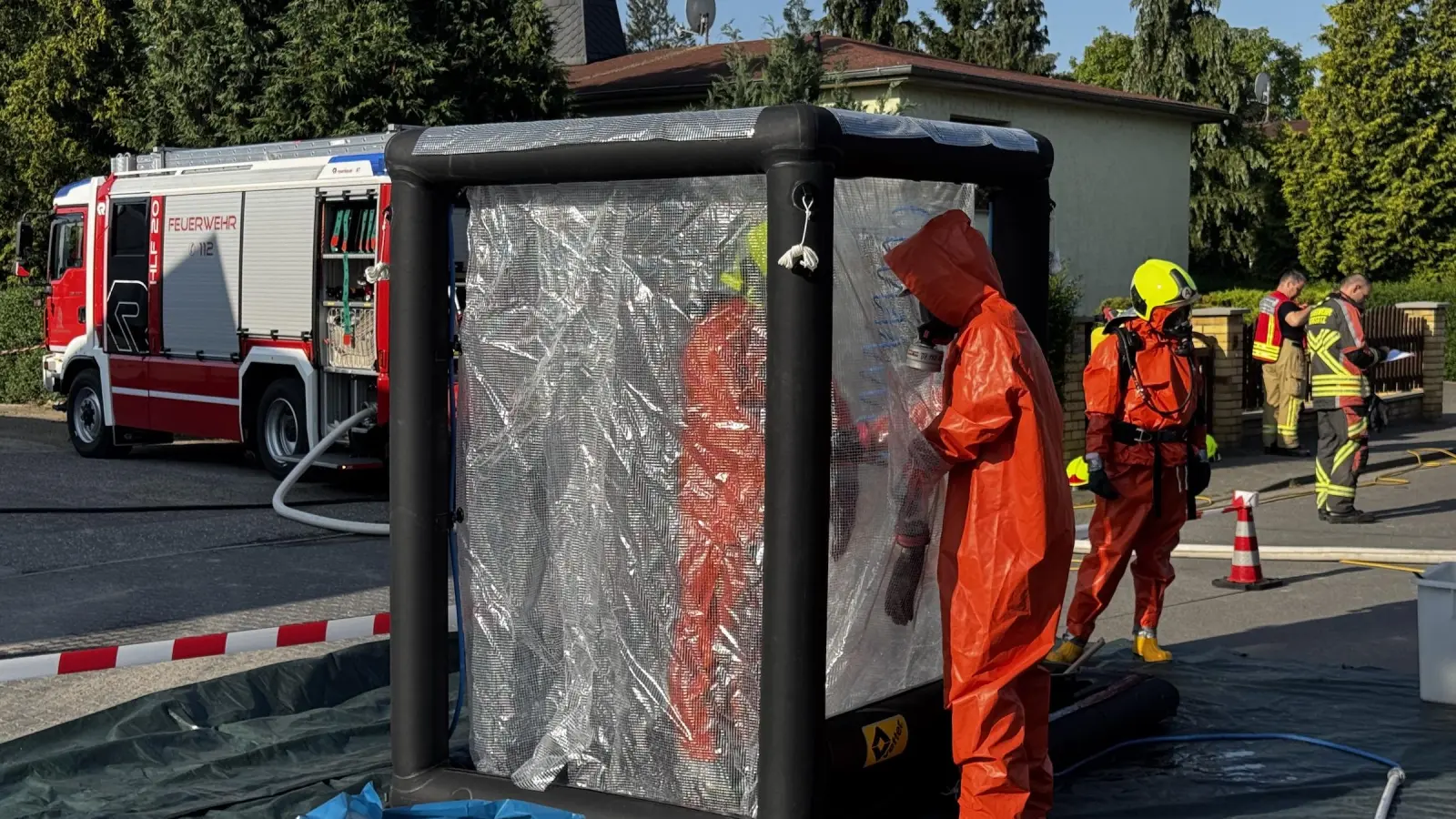Nach dem Einsatz wurden die beteiligten Feuerwehrkameraden aufwändig gereinigt. (Foto: Daniel Große)