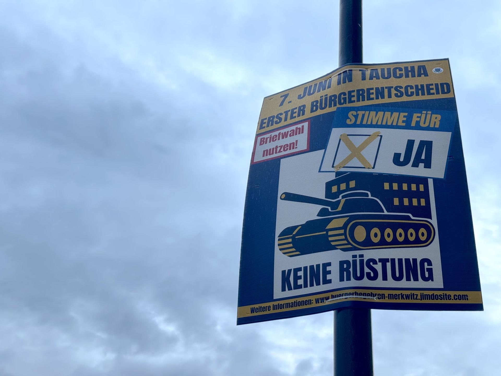Ein Plakat der Bürgerinitiative Merkwitz. Diese argumentiert immer wieder, in Merkwitz wolle oder könne sich Rüstungsindustrie ansiedeln. Dies gelte es mit einem „Ja” beim Bürgerentscheid zu verhindern. (Foto: Daniel Große)