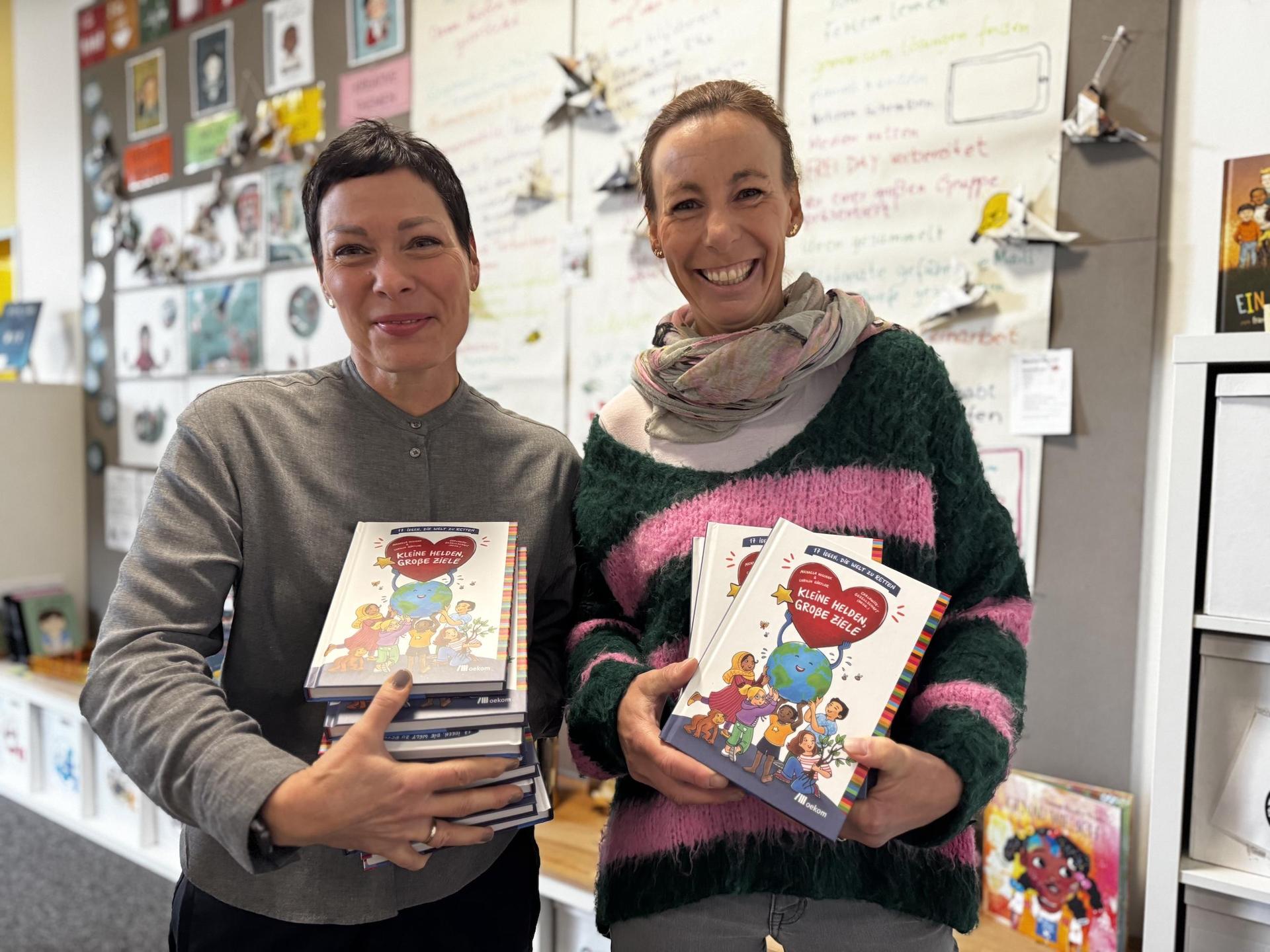 Schulleiterin Daniela Dörge (links) freute sich über die Bücherspende von Autorin Michaela Koschak. (Foto: Daniel Große)