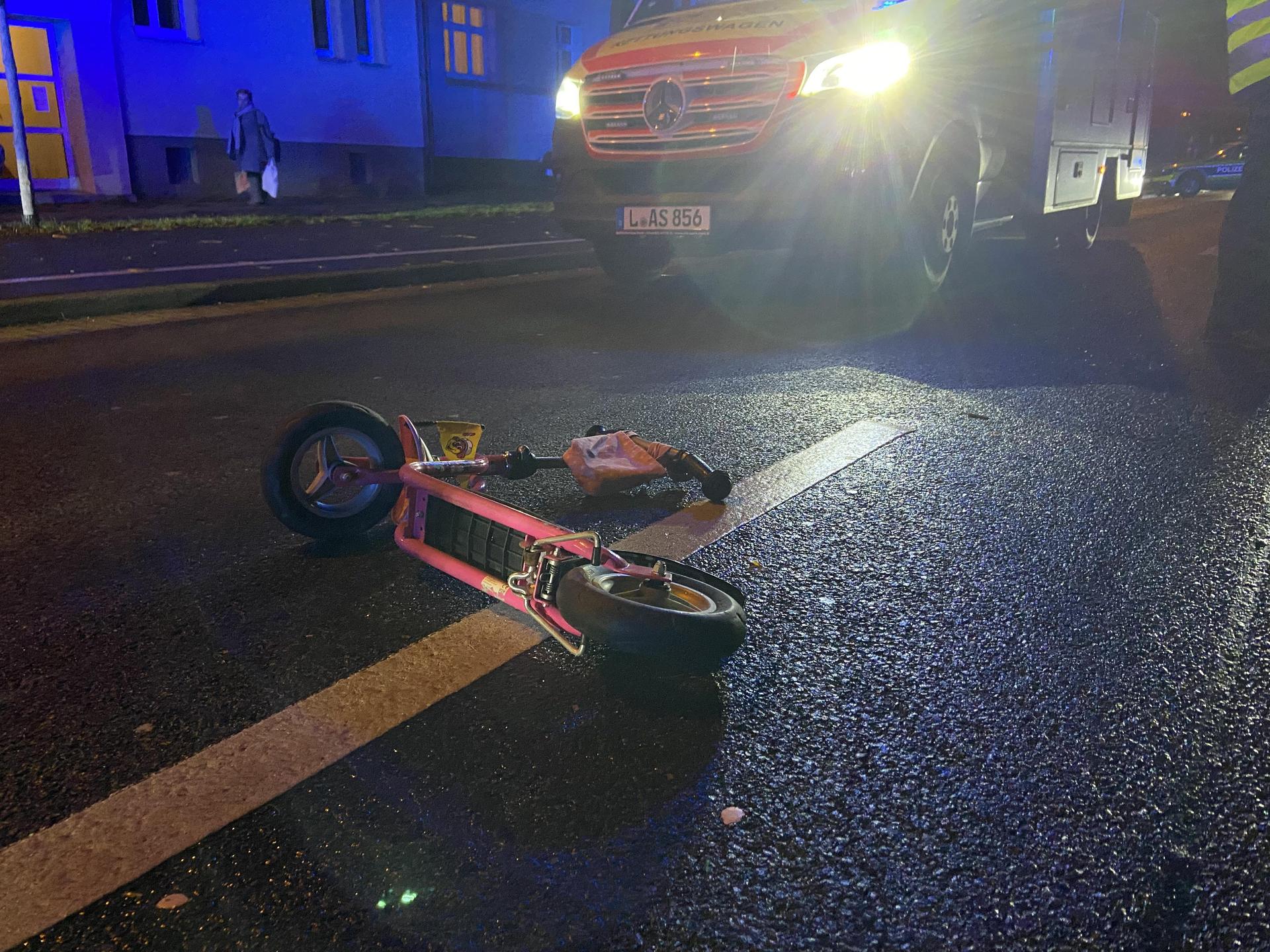 Der Roller des Mädchens auf der Bundesstraße (Foto: Daniel Große)