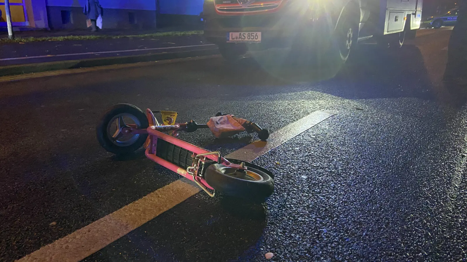 Der Roller des Mädchens auf der Bundesstraße (Foto: Daniel Große)