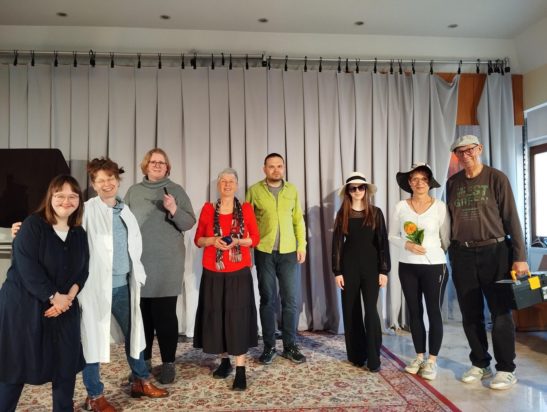 Die „schrägen Nachbarn” feiern am 16. April Premiere. (Foto: Theater für alle / ZTB Taucha)