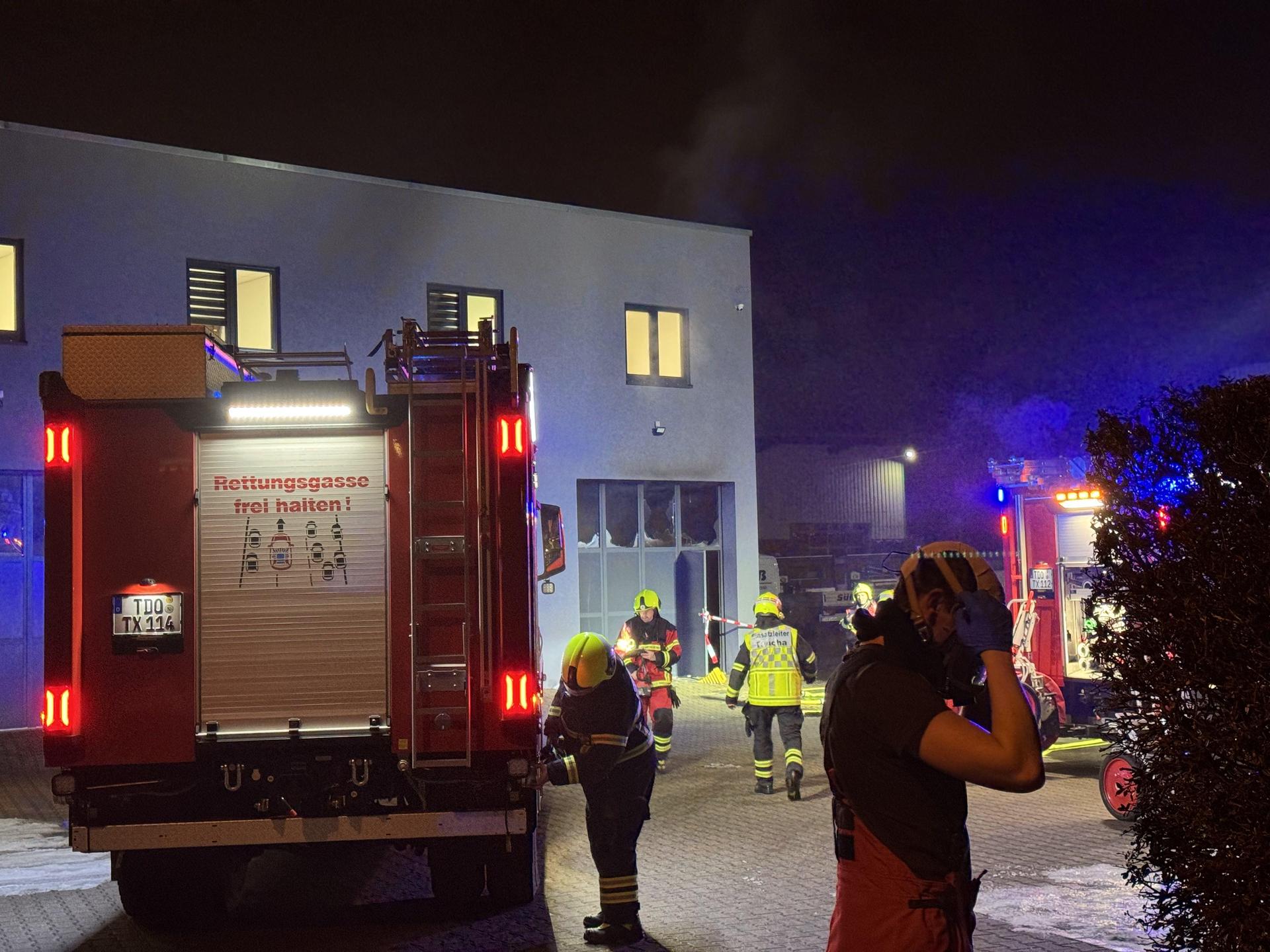 Feuerwehreinsatz bei einer Tauchaer Baufirma am Freitagabend. (Foto: Daniel Große)