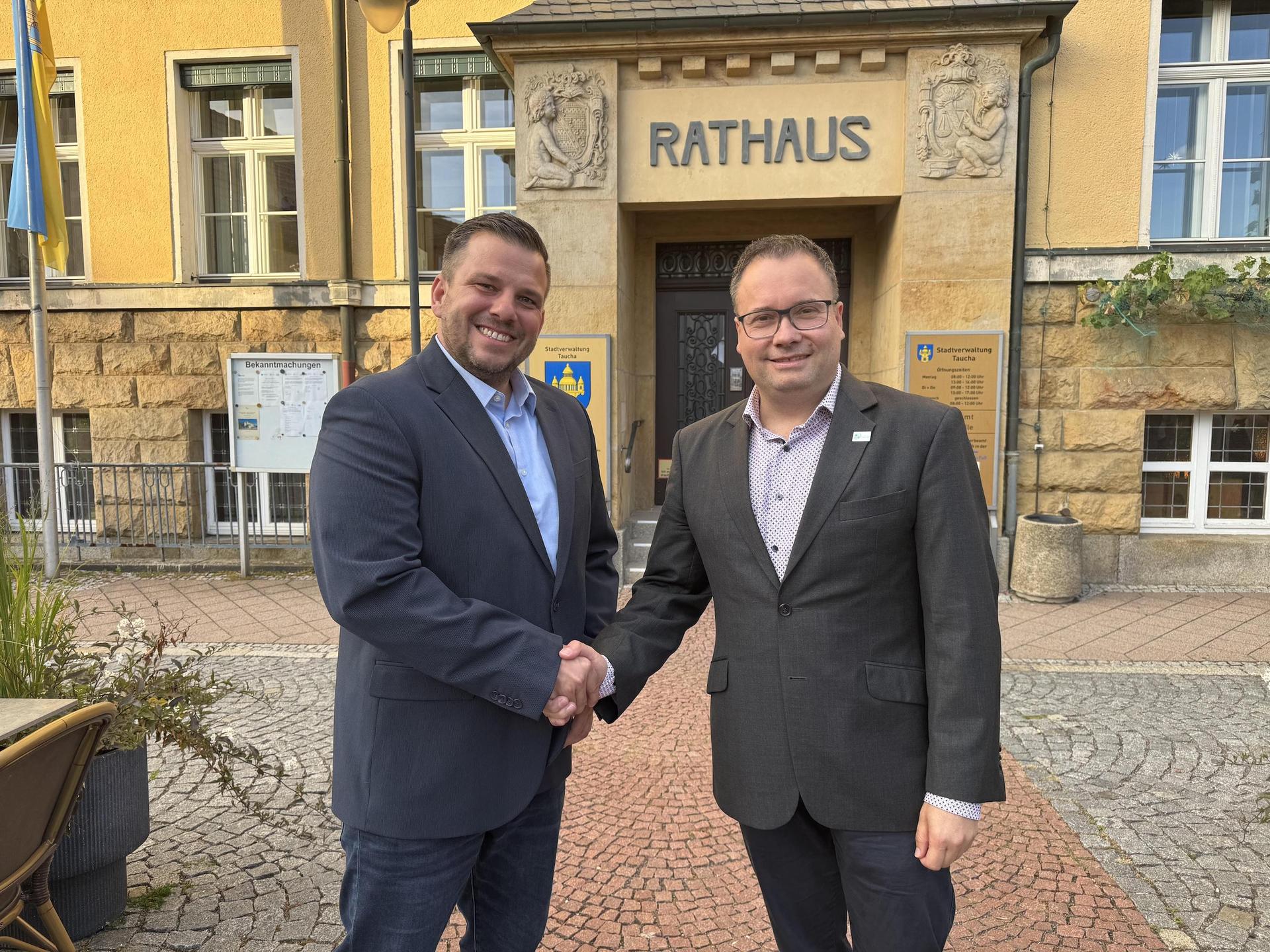 Bürgermeister Tobias Meier (r.) gratuliert René Matschewski zur neuen Aufgabe, die er zum Jahresstart 2027 beginnen soll. (Foto: Daniel Große)