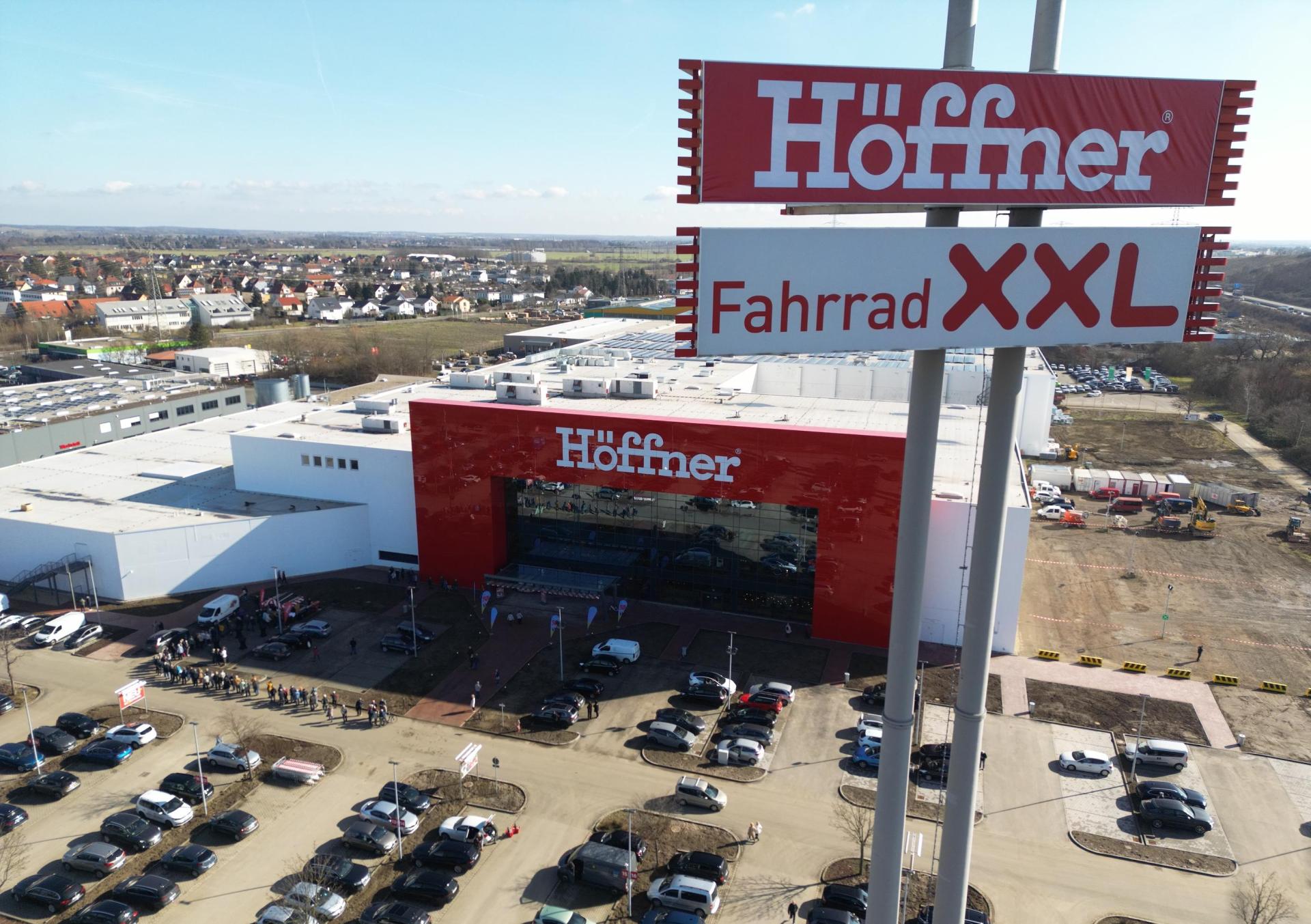 Höffner eröffnete in Taucha heute neu.  (Foto: Daniel Große)