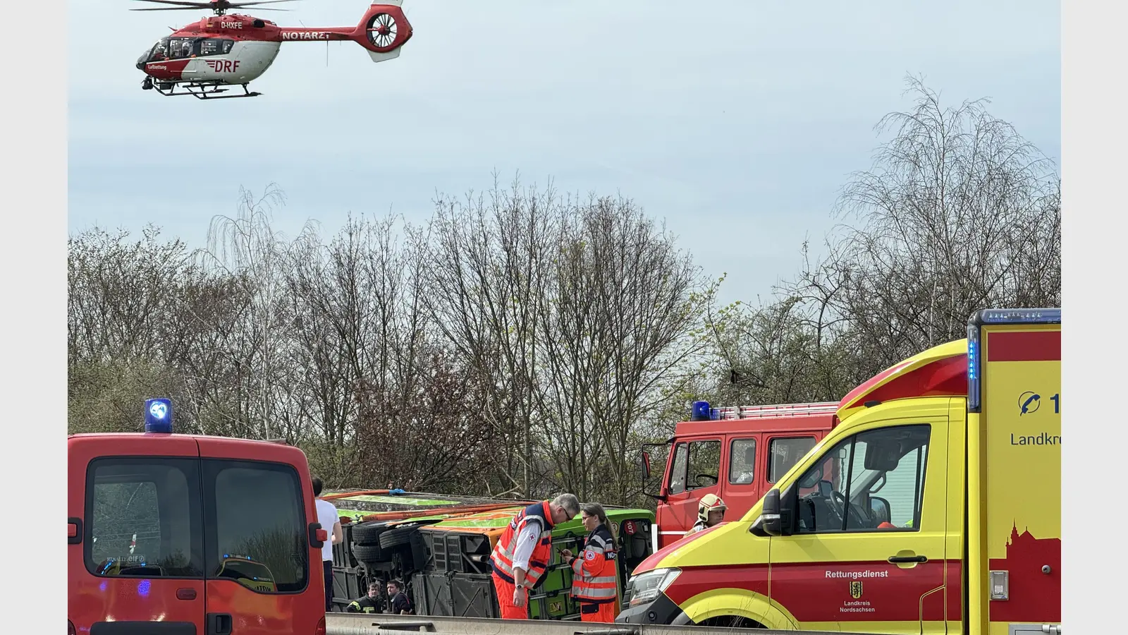 An der Unfallstelle war ein Großaufgebot an Rettungskräften. (Foto: Daniel Große [danielgrosse] (info@taucha-kompakt.de, dg24))
