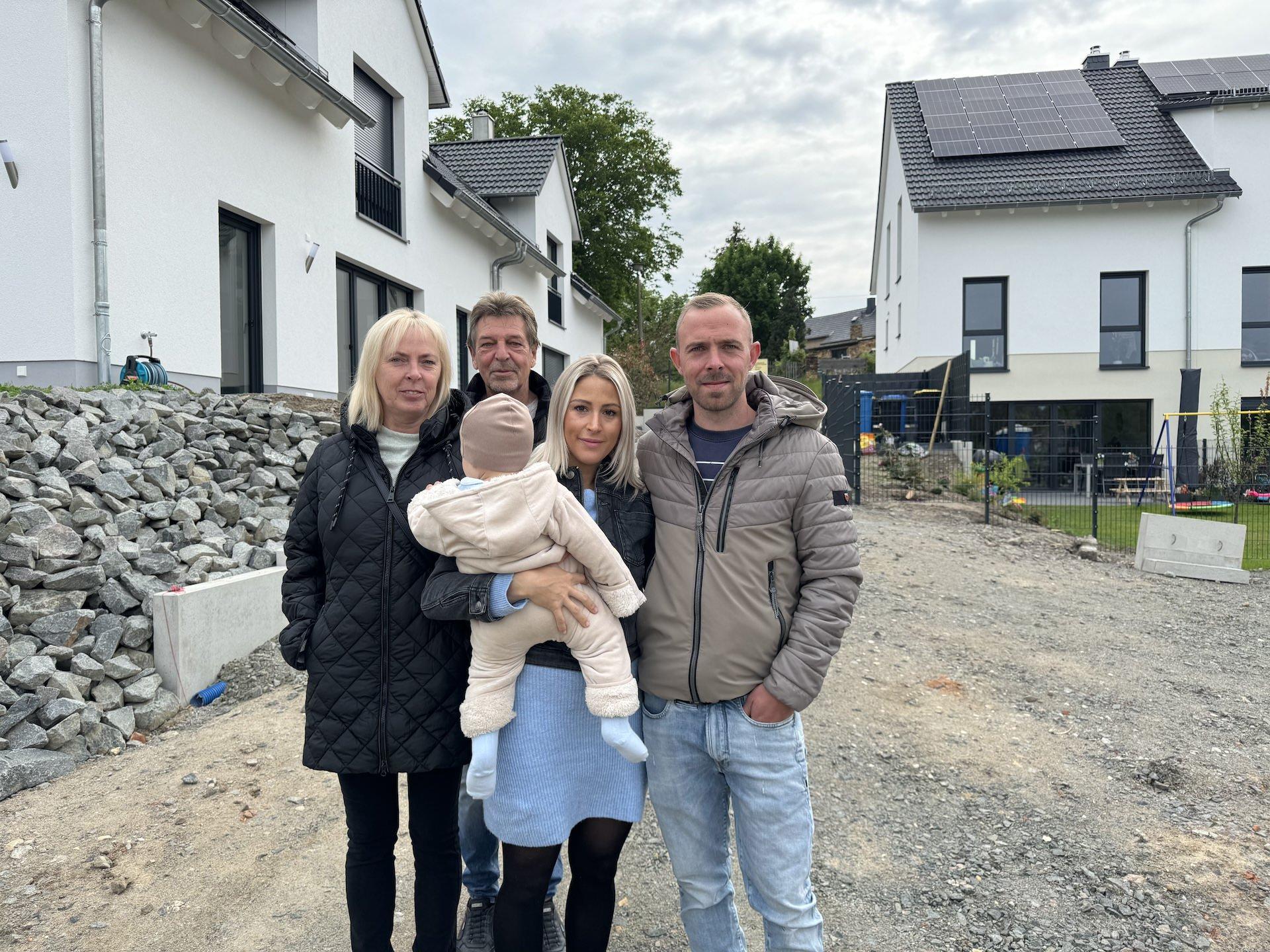 Familie Forth vor den bislang fünf Häusern an der Cradefelder Straße. (Foto: Daniel Große)