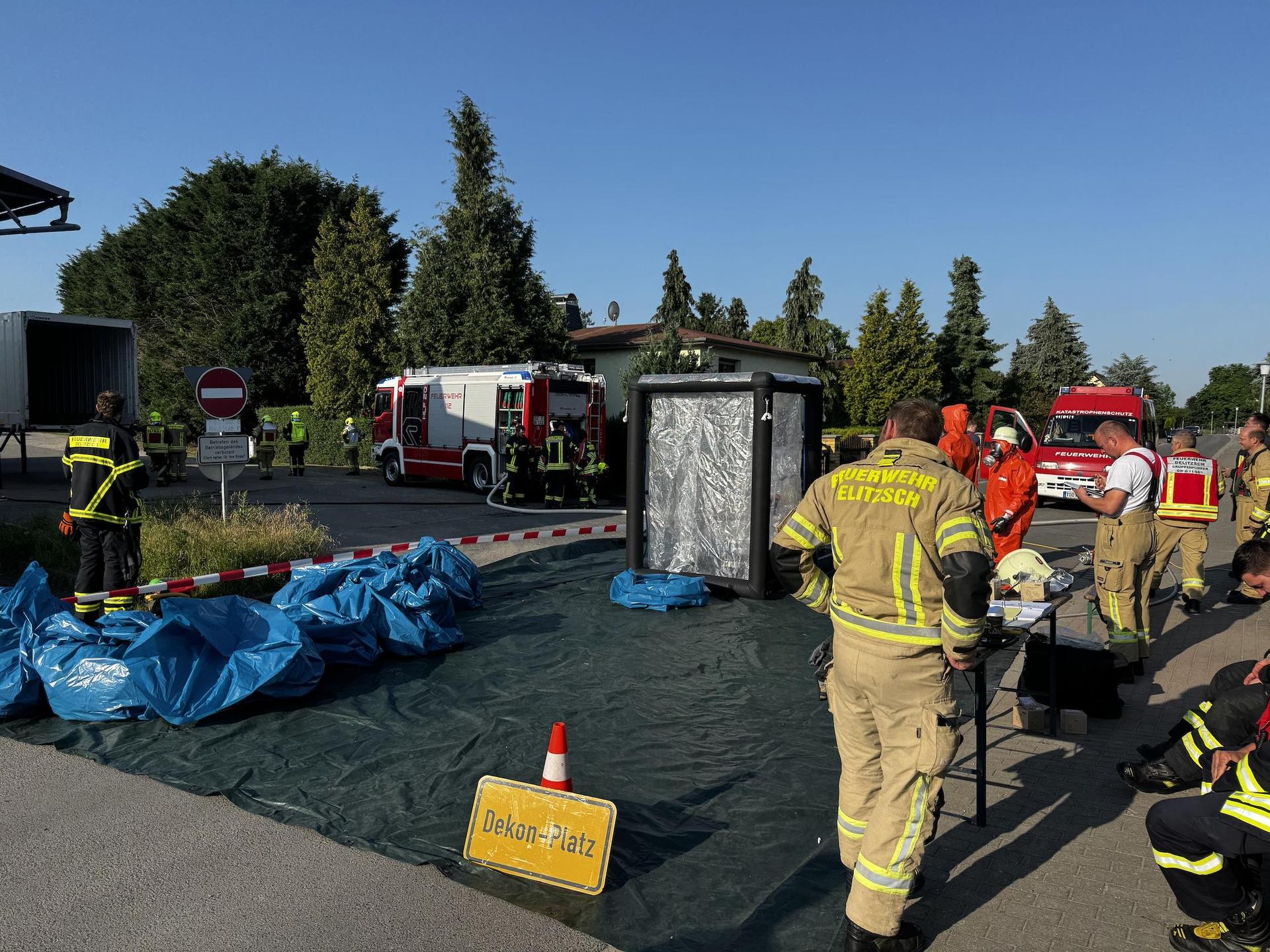 Die Feuerwehren hatten einen Dekontaminationsplatz eingerichtet. (Foto: Daniel Große)
