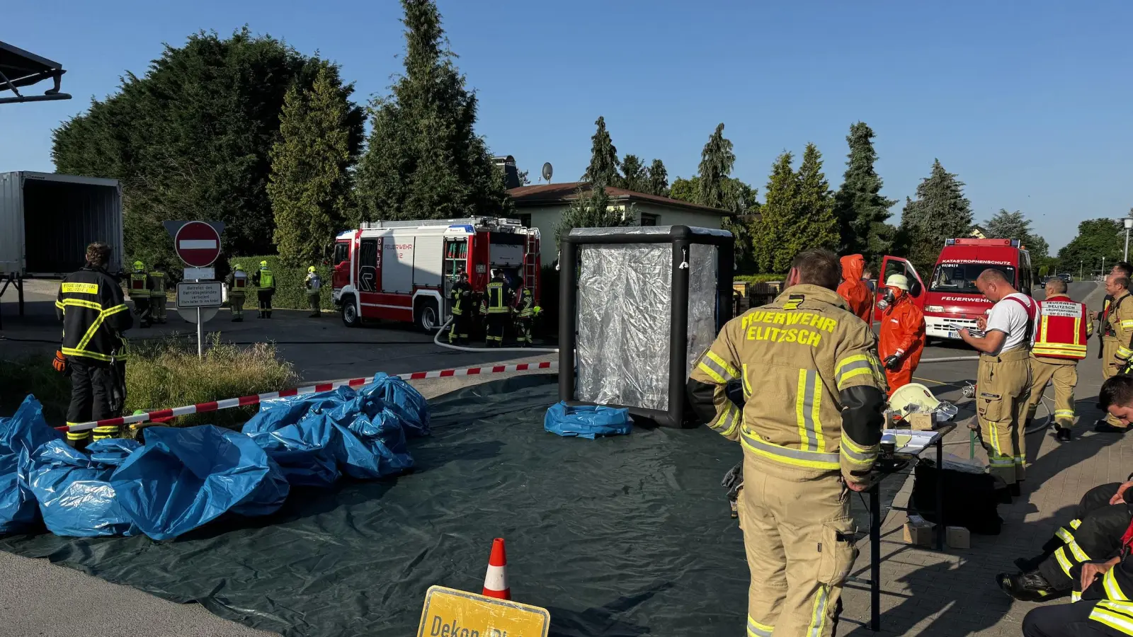Die Feuerwehren hatten einen Dekontaminationsplatz eingerichtet. (Foto: Daniel Große)