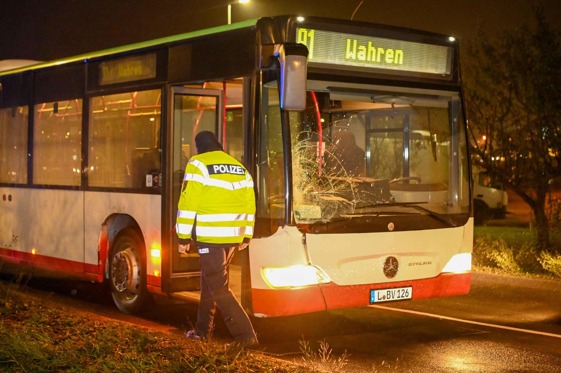 Bus erfasst Fußgänger im Dunkeln: Mann lebensbedrohlich verletzt (Foto: EHL Media/Sven Kunze)