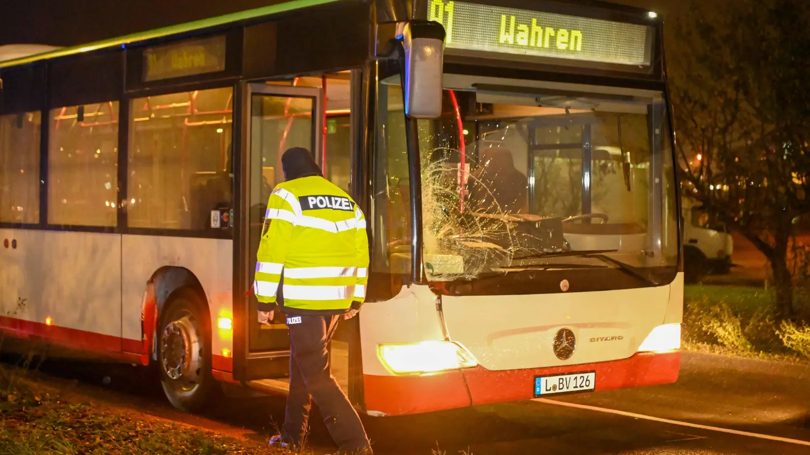 Bus erfasst Fußgänger im Dunkeln: Mann lebensbedrohlich verletzt (Foto: EHL Media/Sven Kunze)